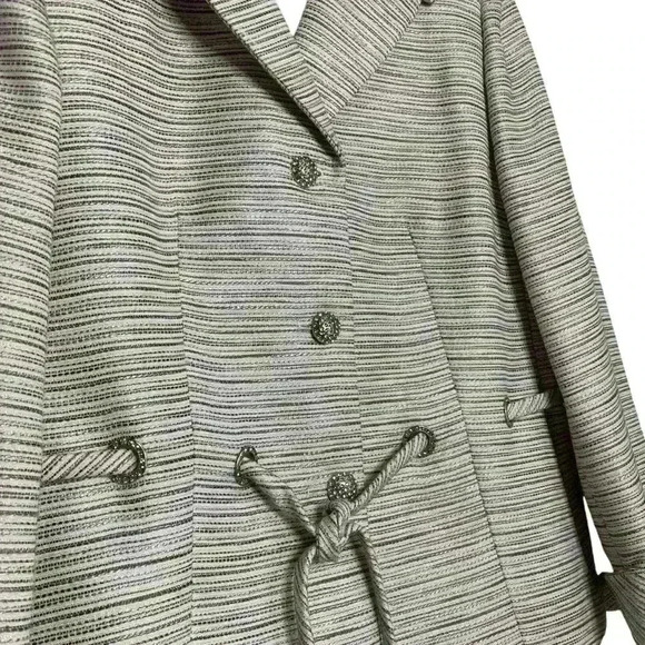 Kasper silver&cream stripe textured crop blazer with belt & bling buttonssize10 - Picture 5 of 9